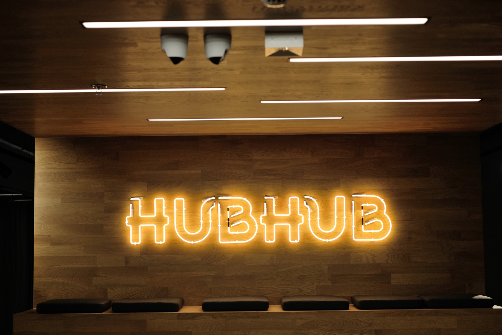 1_1625x1083_HubHub